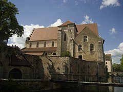 Façade sud, vue depuis la rive droite de l'Eure. Sur la gauche, la fontaine Saint-André.