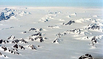 نتوءات صخرية جليدية في ساحل جرينلاند الشرقي