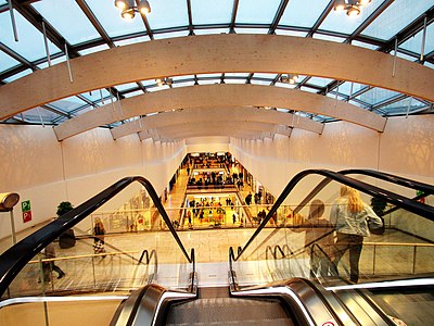 Rolltreppen von den Parkdecks auf dem Dach ins OG