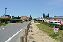 Entrée de la commune, avec le bourg en arrière-plan