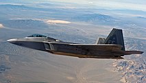 F-22 κατά τη διάρκεια άσκησης Red Flag με την Λίμνη Γκρουμ στο παρασκήνιο