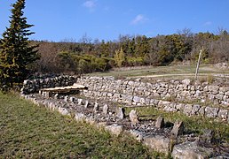 Séchoir à figues, avec banquette à ados et rangée de supports pour recevoir des claies, à Mons (Var).