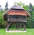 Roofed double hayrack with two struts