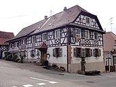 Auberge « À l'Arbre Vert » (1772), angle rue de Bitche, 2 rue de Wingen.