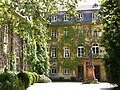 La cour du château avec le monument dédié au prince Ludwig de Solms-Hohensolms-Lich