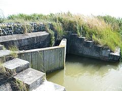 Le Dien, porte à flot, côté baie, à marée haute, quand il débouche en baie de Somme.