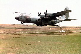 Самолёт C-130 ВВС Великобритании сбрасывает продовольственную помощь в Эфиопии в 1985 году