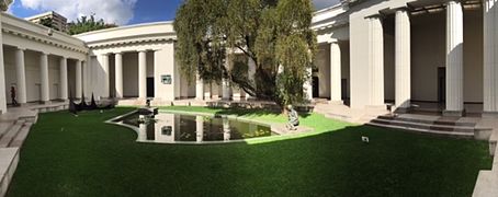 [[Museo de Bellas Artes de Caracas|Patio del Museo de Bellas Artes de Caracas.]]