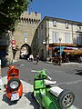 La place Nassau est une des nombreuses places du village avec des ambiances pittoresques provençales.