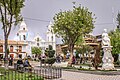 Vista de la plaza mayor de Jauja desde el lado del Jr. Junin. La estatua que se observa es de Francisca Pizarro Yupanqui, la primera mestiza del Perú.Al fondo se encuentra la iglesia matriz de la ciudad.