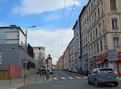 La partie est de la rue Hénon, à hauteur de l'Hôpital de la Croix-Rousse.