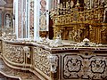 Balustrade de marbre sculptée de l'église baroque de la Chartreuse San Martino de Naples, avec de fastueuses marqueteries de marbre sur les sols et les murs, typiques du baroque napolitain.