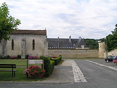 Côté église, la tourelle ancienne dans le mur de clôture.