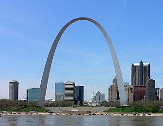 L’arche du Gateway symbolisant la porte de l’Ouest au Mémorial Jefferson de l’expansion nationale, encadrant l’historique Cour de Justice de Saint-Louis dans le Missouri (États-Unis). (définition réelle 2 016 × 1 512*)