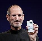 Steve Jobs présentant l'iPhone 4 en blanc, lors du discours d'ouverture (Keynote) de sa présentation du 7 juin 2010.