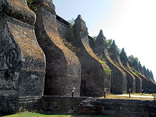 Contrafortes grossos caracterizam a arquitetura do barroco sísmico, como a Igreja de Paoay, nas Filipinas