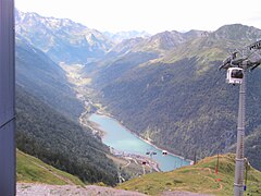 The Artouste gondola lift with a view over the Lac de Fabrèges