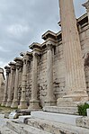 Façade occidentale de la bibliothèque d'Hadrien à Athènes en marbre du Pentélique.