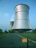 Menara pendingin THTR-300 untuk reaktor nuklir thorium yang sekarang telah dinonaktifkan di Hamm - Uentrop, Jerman, 1983.