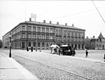 Vedtorget 1908 sett västerifrån. Stenhuset i fonden uppfört 1882–1883. Till höger om detta syns Svenska mosskulturföreningens institutionsbyggnad.