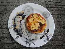 Plato con bibingka y puto