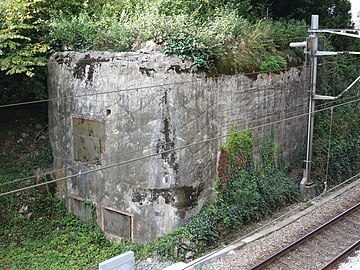 La casemate C4 bat la voie ferrée venant du sud. Embrasure du haut : canon antichar de 9 cm, embrasures du bas : mitrailleuse et fusil-mitrailleur/observatoire.