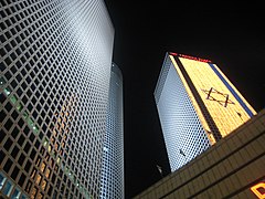 Uno de los rascacielos con la bandera de Israel.