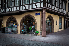 L’ancienne pharmacie du Cerf, à l’angle de laquelle se trouve le Büchmesser.