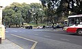 La avenida circulando por la segunda de las Barrancas de Belgrano.