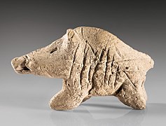Figurine en terre cuite de sanglier provenant de Sarab (Zagros central). Musée national d'Iran.