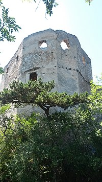 Rechts: Visualisierung des Achsknick der Burgkapelle, Links: Schildmauer der Hochburg