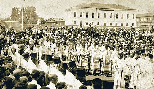 Праздничный молебен перед Софийско-Успенским собором Тобольска в честь открытия мощей Иоанна Тобольского