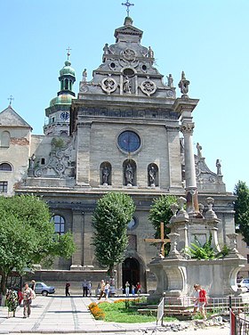 La façade de l'église.