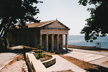 bâtiment néo-classique au bord de la mer