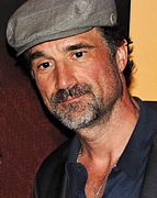 Elias Koteas interprète l'Inspecteur Alvin Olinsky