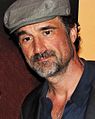 Elias Koteas interpreta al capitán James 'Bugger' Staros.