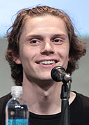 Evan Peters dans les rôles de Gallant, James Patrick March, Tate Langdon et Jeff Pfister