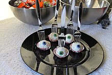 Halloween cake pops with the appearance of eyeballs