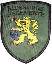 Älvsborgs regementes förbandsmärke till fältuniform 1995–1998. I samband med att regementet och brigaden omorganiserades och erhöll nya fanor och kompaniflaggor (kompanitecken), genomfördes en översyn av förbands- och kompanimärken. En mer fältmässig färgsättning infördes från 1995.