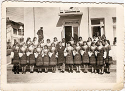 Folk ensemble of Sadovo in front of the reading house, Koprivlen