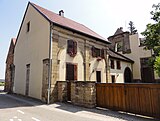 Maison avec des éléments d'anciens bâtiments conventuels