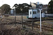 名電築港駅の平面交差。右手前から左手奥へ向かう線路が築港線。交差するのは名古屋臨海鉄道の東築線。