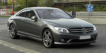 Photo d'une coupé Mercedes-Benz C216 vue de trois-quarts avant.