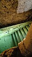 Vue sur l'escalier et une partie du bassin principal du mikvé de Montpellier.