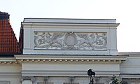 Flachrelief auf der Blindmauer eines der beiden Eckrisalite des Kernbaus