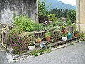 Ancien lavoir fleuri devant la mairie.