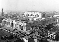 20世紀初頭に完成したニューヨークのペンシルベニア駅（左）とグランド・セントラル駅（右）