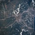 Les coulées de lahar (en gris clair) du volcan Pinatubo vues depuis l’espace.