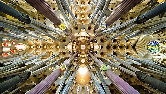 Detail of the roof in the nave. Gaudí designed the columns to mirror trees and branches.[43]