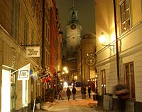 Storkyrkans fasadbelysning med julmarknaden på Stortorget